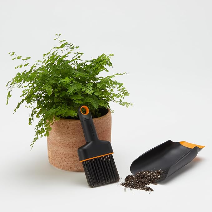 Fiskars Planting Soil Scoop & Brush Set, Dual-Sided Tool for Indoor Digging & Cleanup, Narrow Rigid End & Flexible Dustpan for Potting, Soft Bristles Sweep Debris, Recycled Plastic